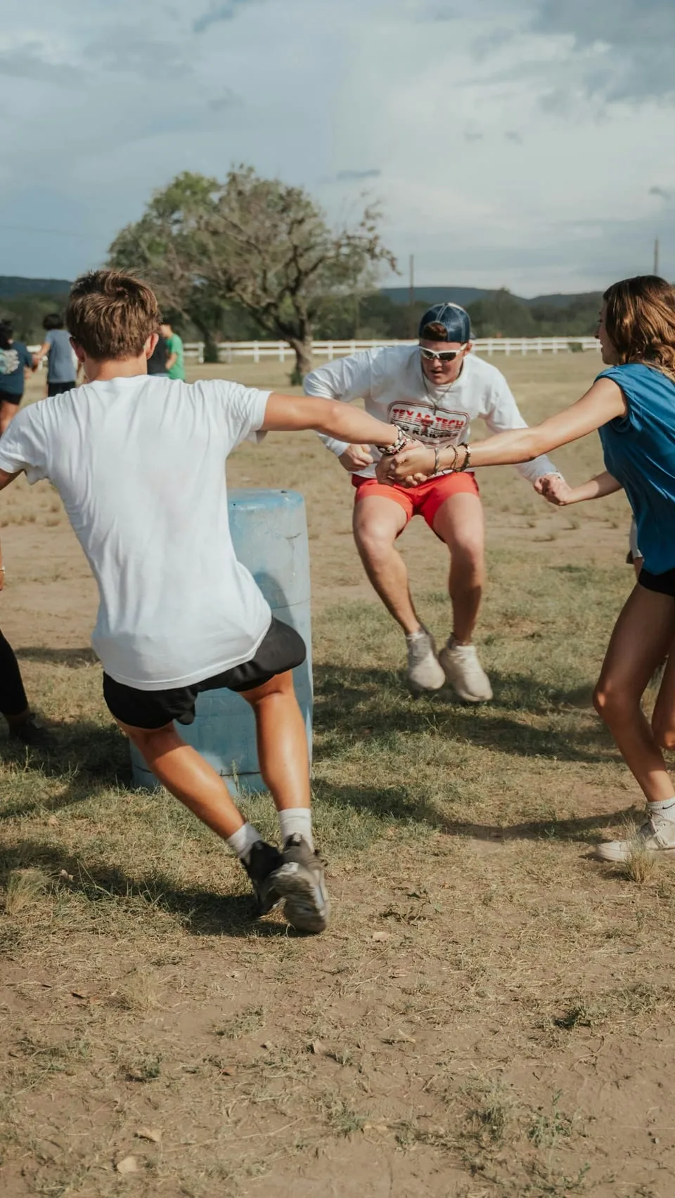 Jóvenes participando en una dinámica grupal al aire libre