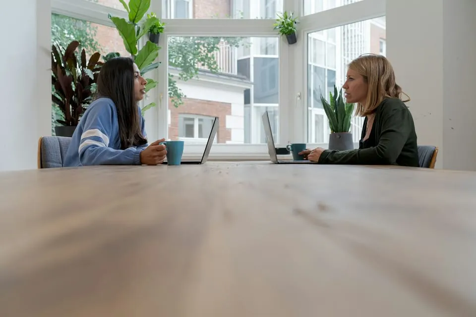 Conversación de mentoría entre una joven y una facilitadora