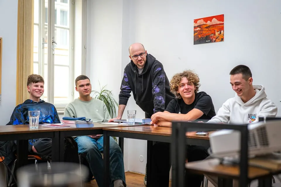 Jóvenes participando en un taller alrededor de una mesa