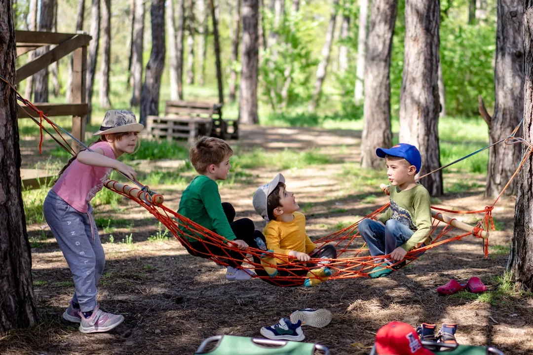 Jóvenes compartiendo en un espacio de bosque