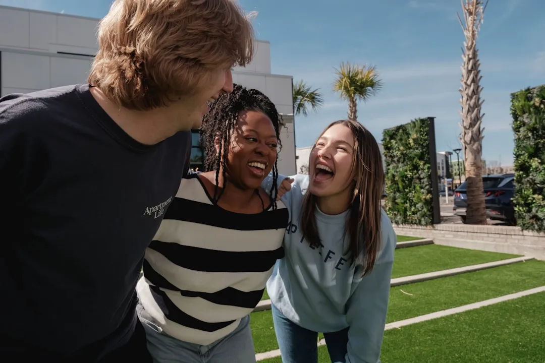 Jóvenes conviviendo durante una actividad de Orienta
