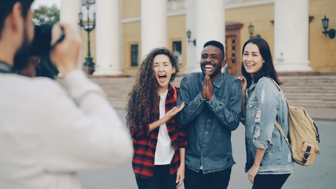 Jóvenes celebrando en grupo