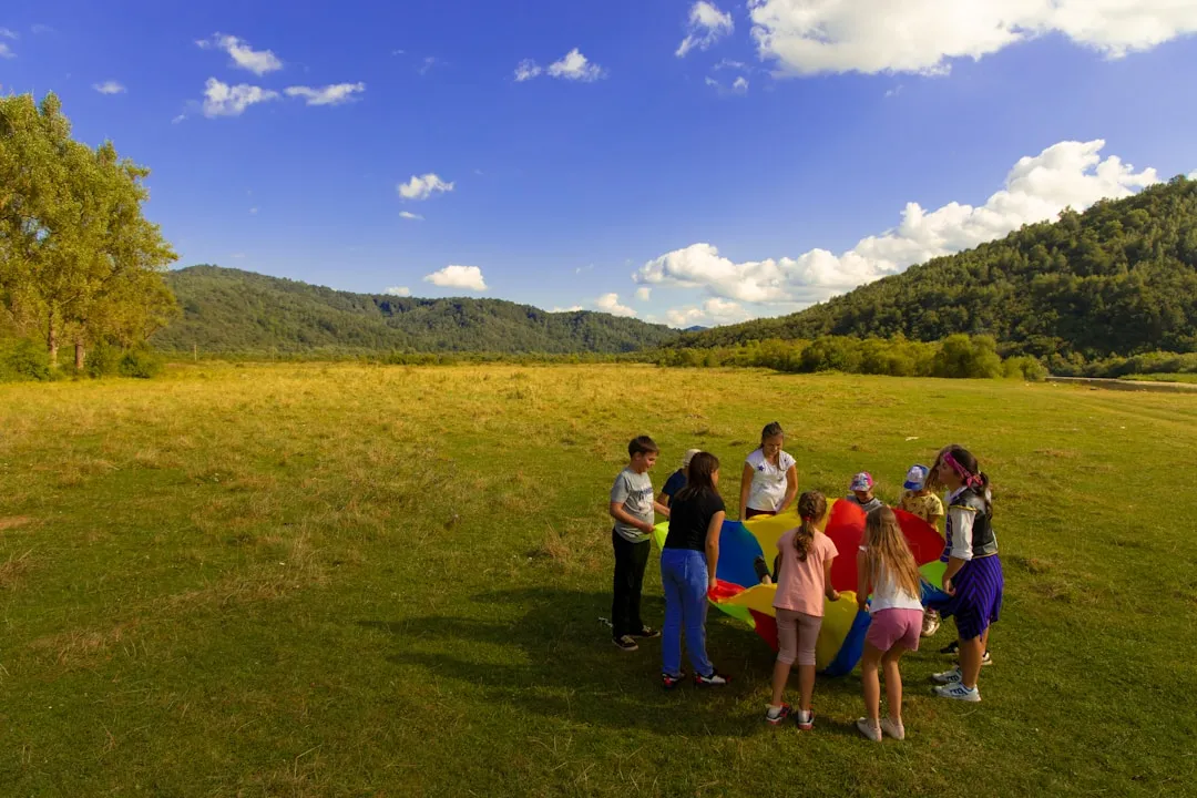 Grupo de jóvenes en un taller al aire libre