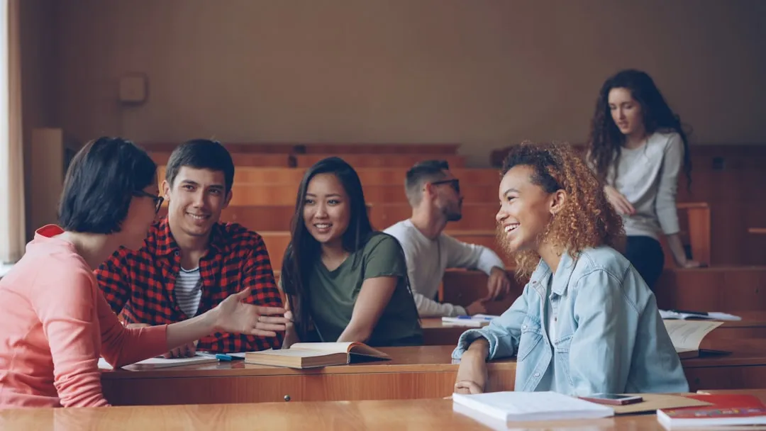 Jóvenes conversando en un auditorio